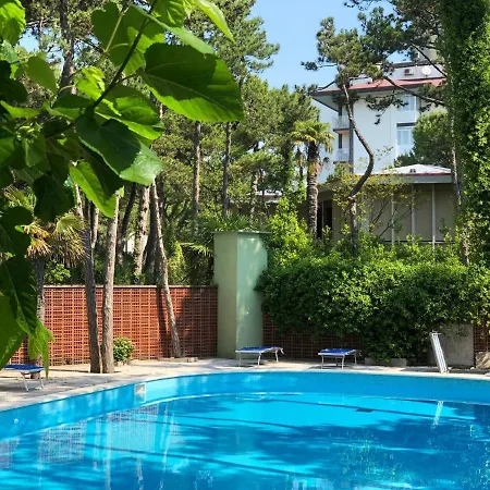 Lignano Pineta With Pool Appartamento *